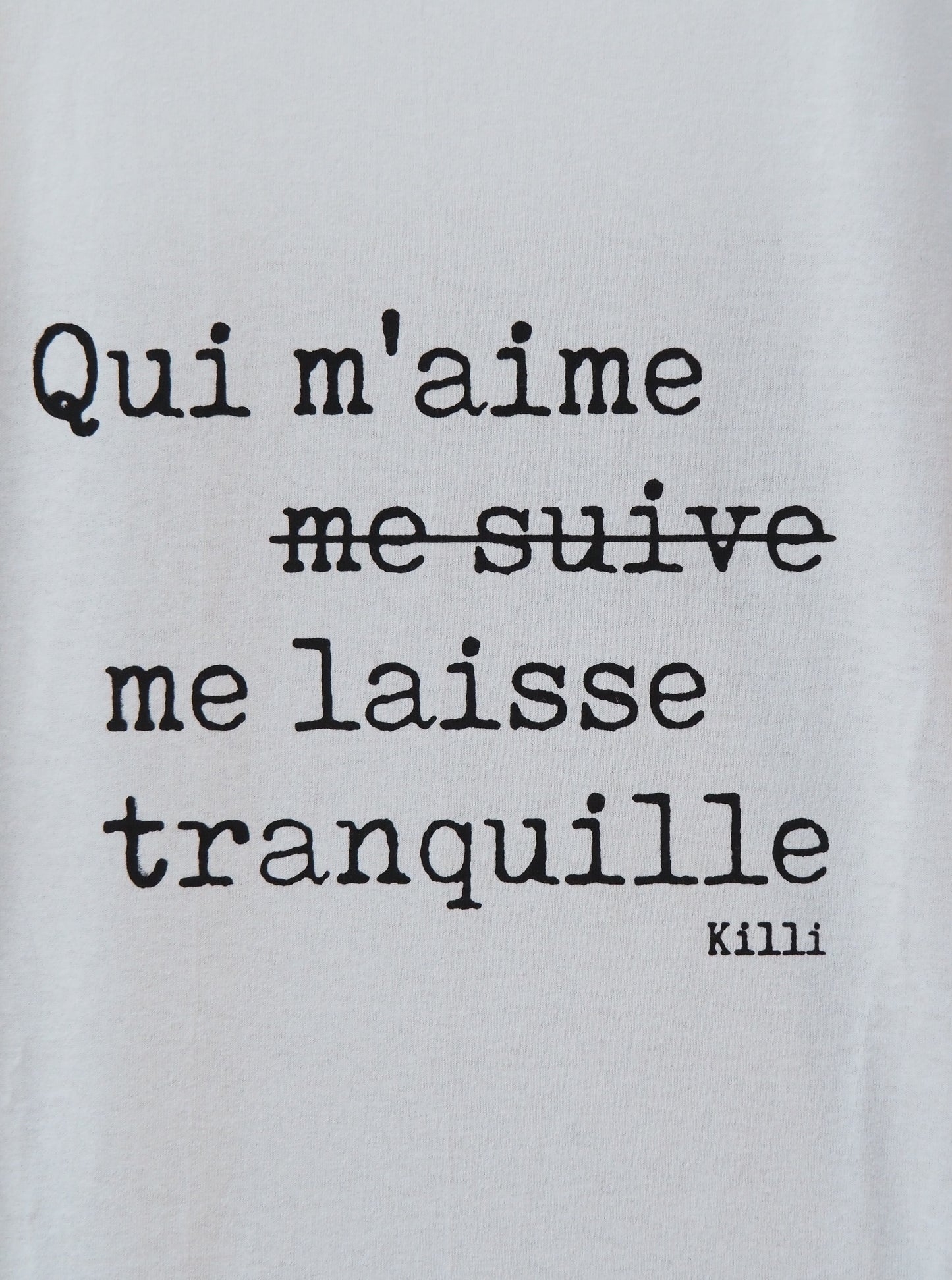 Text on a light gray background with a quote in French.