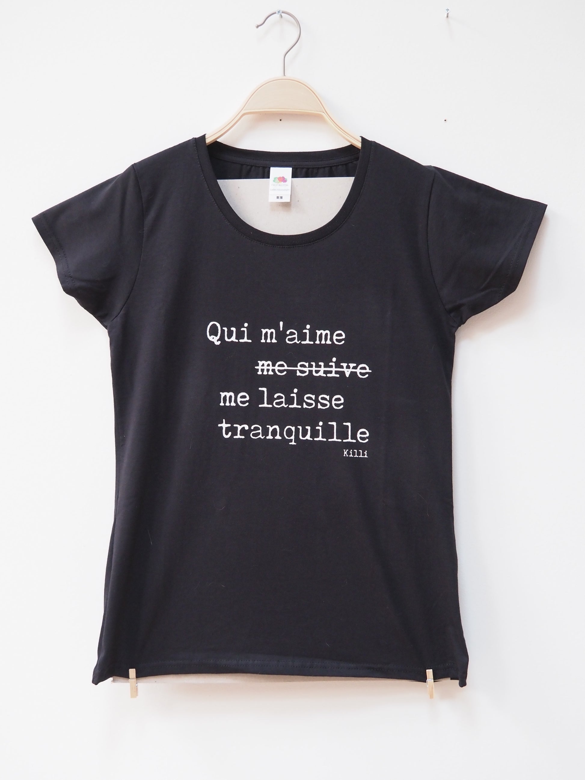 Black t-shirt with white text in french on a white background
