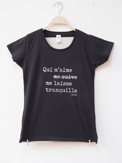 Black t-shirt with white text in french on a white background
